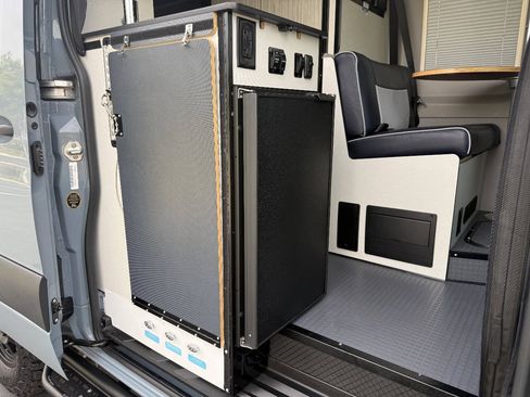 Used 2022 Mercedes-Benz Sprinter 2500 image 24