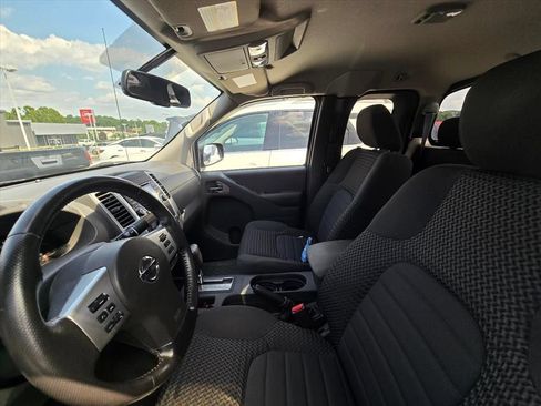 Used 2017 Nissan Frontier SV w/ SV Value Truck Package AWD/4WD image 4