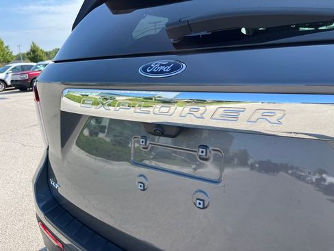 Used 2023 Ford Explorer XLT w/ Equipment Group 202A image 5