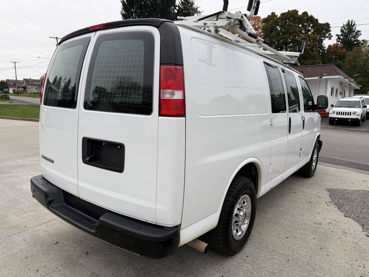 Used 2017 Chevrolet Express 2500 RWD image 5