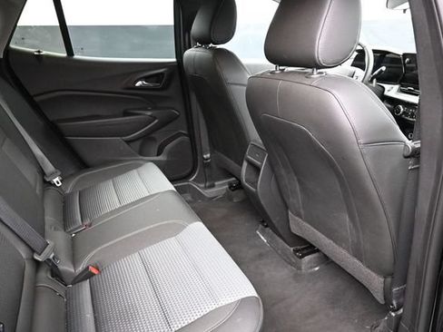 Used 2025 Chevrolet Trax LT w/ LT Convenience Package FWD image 14