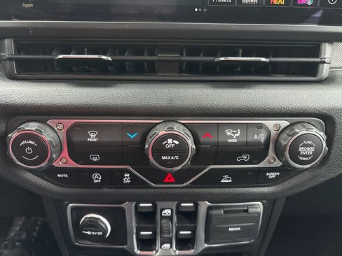 Used 2025 Jeep Wrangler Unlimited Sport image 16