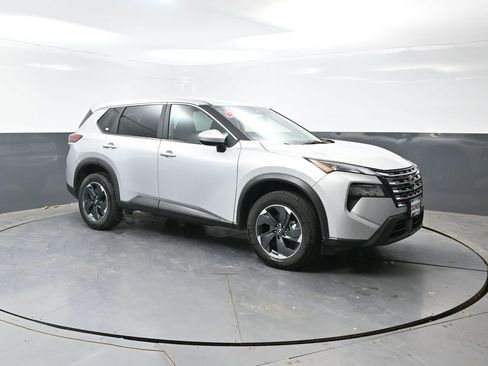 Used 2025 Nissan Rogue SV AWD/4WD image 3