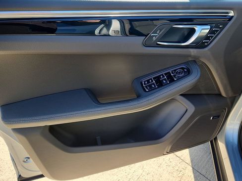 Used 2025 Porsche Macan image 11