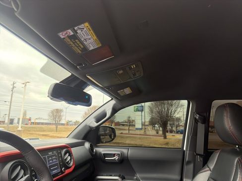 Used 2020 Toyota Tacoma TRD Sport image 15