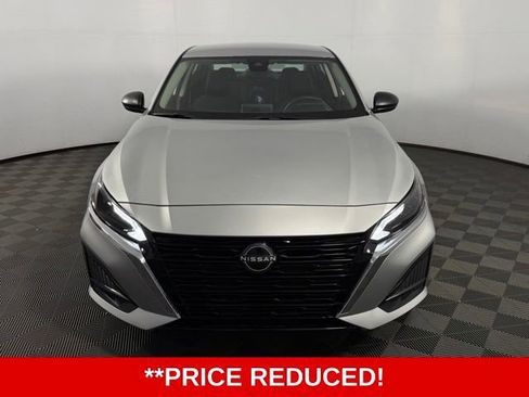 Used 2024 Nissan Altima 2.5 SV FWD image 2