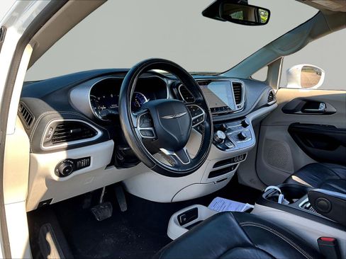 Used 2022 Chrysler Pacifica Touring-L w/ Uconnect Theater Family Group FWD image 15