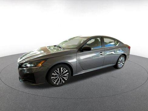 Used 2025 Nissan Altima 2.5 SV FWD image 8