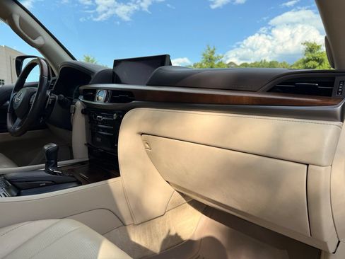 Used 2018 Lexus LX 570 4WD w/ Luxury Package image 24