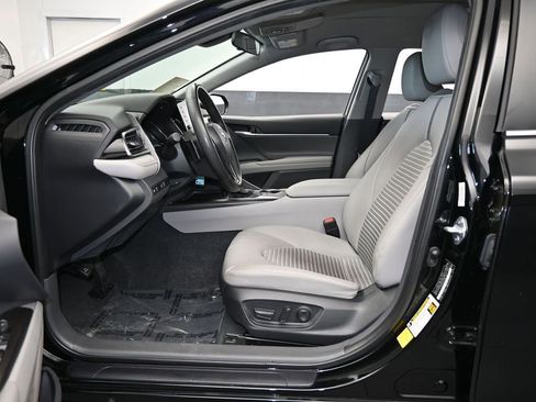 Used 2024 Toyota Camry SE image 11