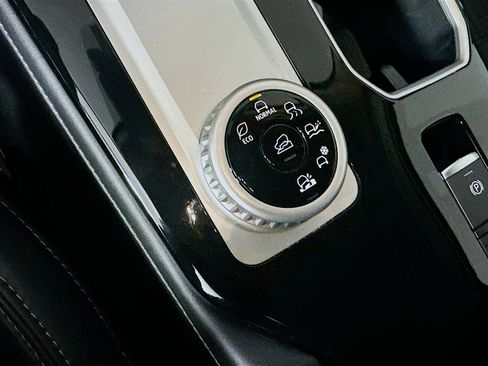 Used 2025 Mitsubishi Outlander SE image 25