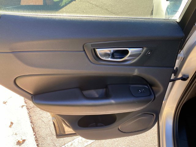 Used 2019 Volvo XC60 T5 R-Design FWD image 10