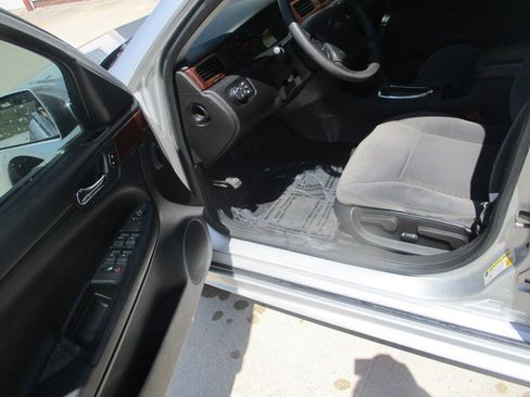 Used 2011 Chevrolet Impala LS FWD image 9