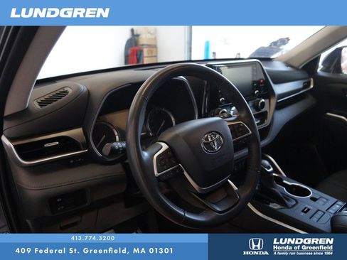 Used 2022 Toyota Highlander XLE AWD/4WD image 12