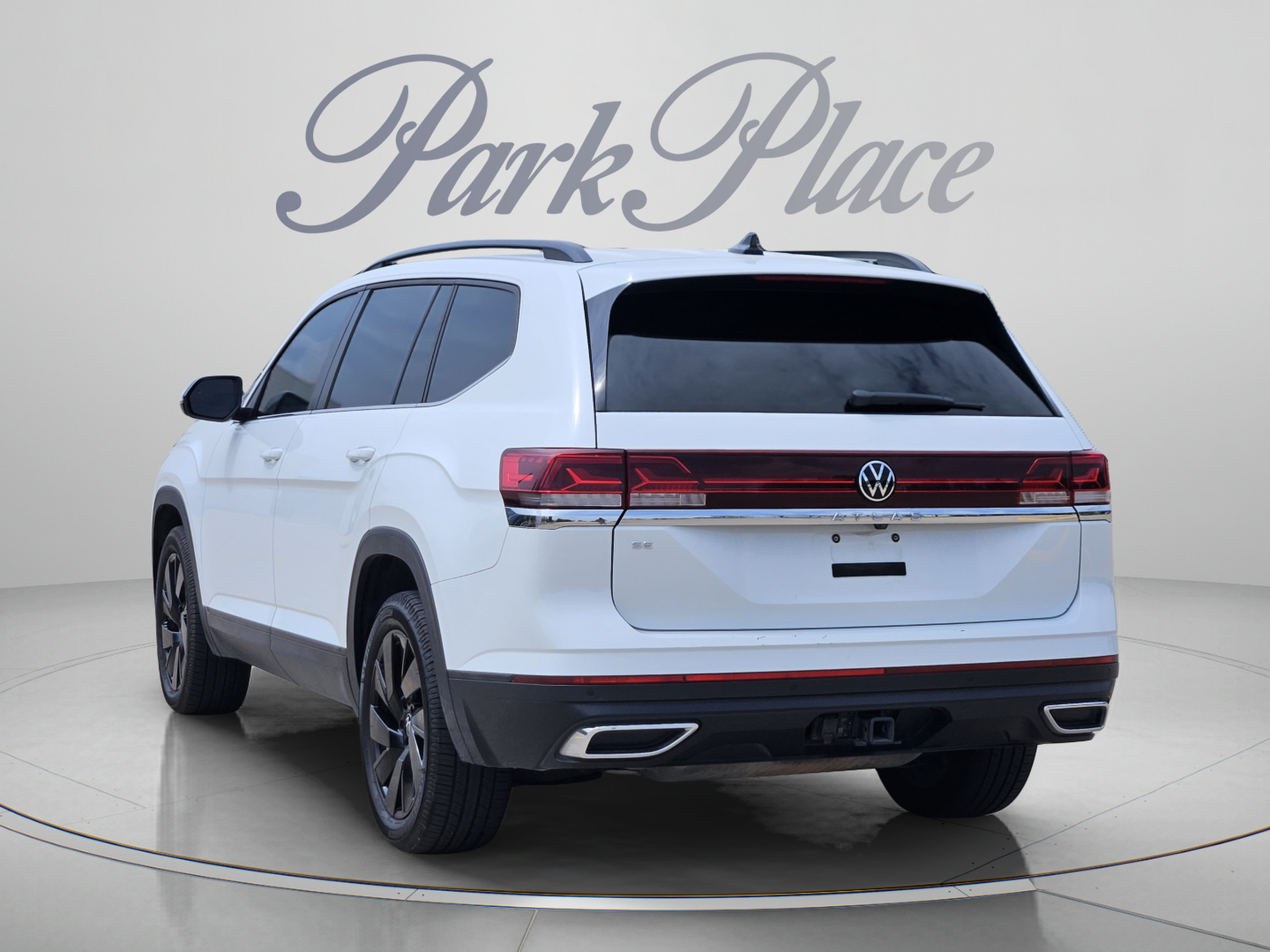 Used 2024 Volkswagen Atlas SE w/ Panoramic Sunroof Package FWD image 3