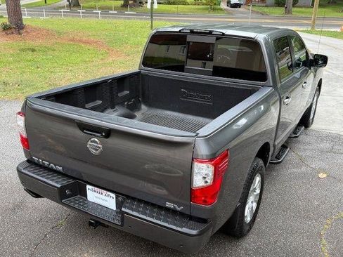 Used 2021 Nissan Titan SV w/ SV Convenience Package RWD image 4