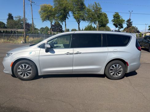 Used 2023 Chrysler Pacifica Touring-L FWD image 4
