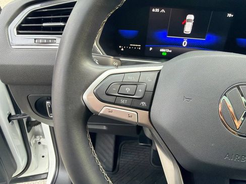 Used 2022 Volkswagen Tiguan SE w/ Panoramic Sunroof Package AWD/4WD image 17