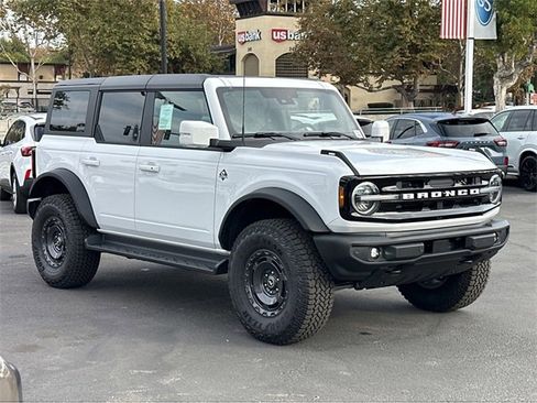 New 2025 Ford Bronco Outer Banks w/ Sasquatch Package image 3