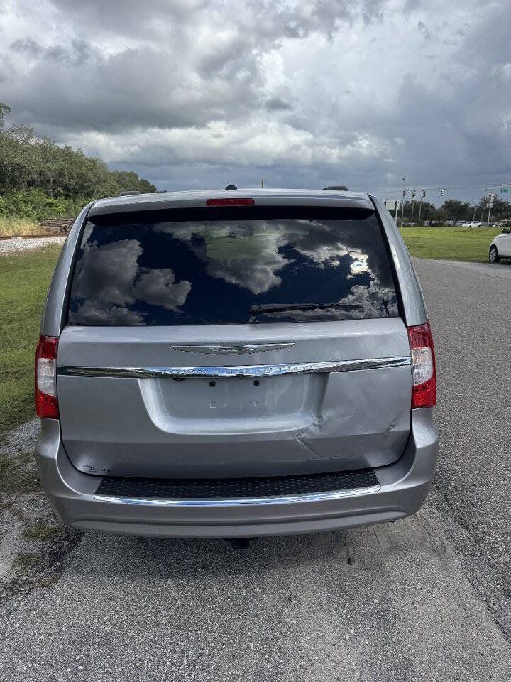 Used 2014 Chrysler Town & Country Touring FWD image 8