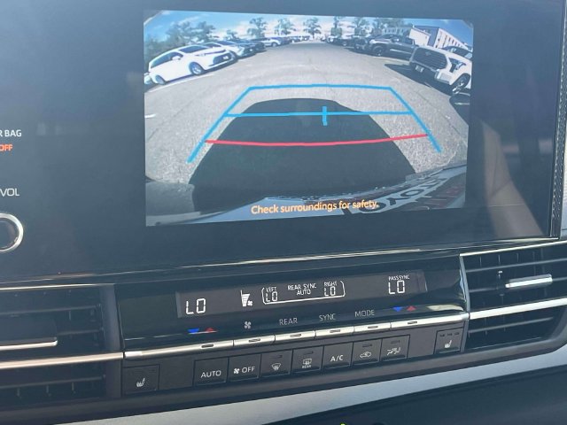 Certified 2025 Toyota Sienna XLE FWD image 33