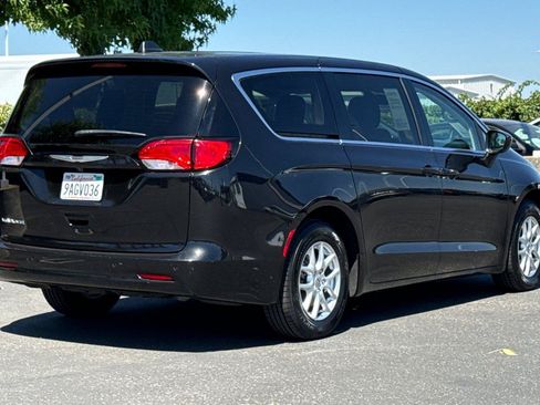 Certified 2022 Chrysler Voyager LX FWD image 4