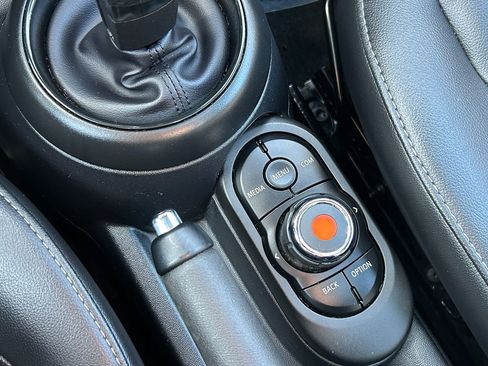 Used 2022 MINI Cooper 2-Door Hardtop image 27