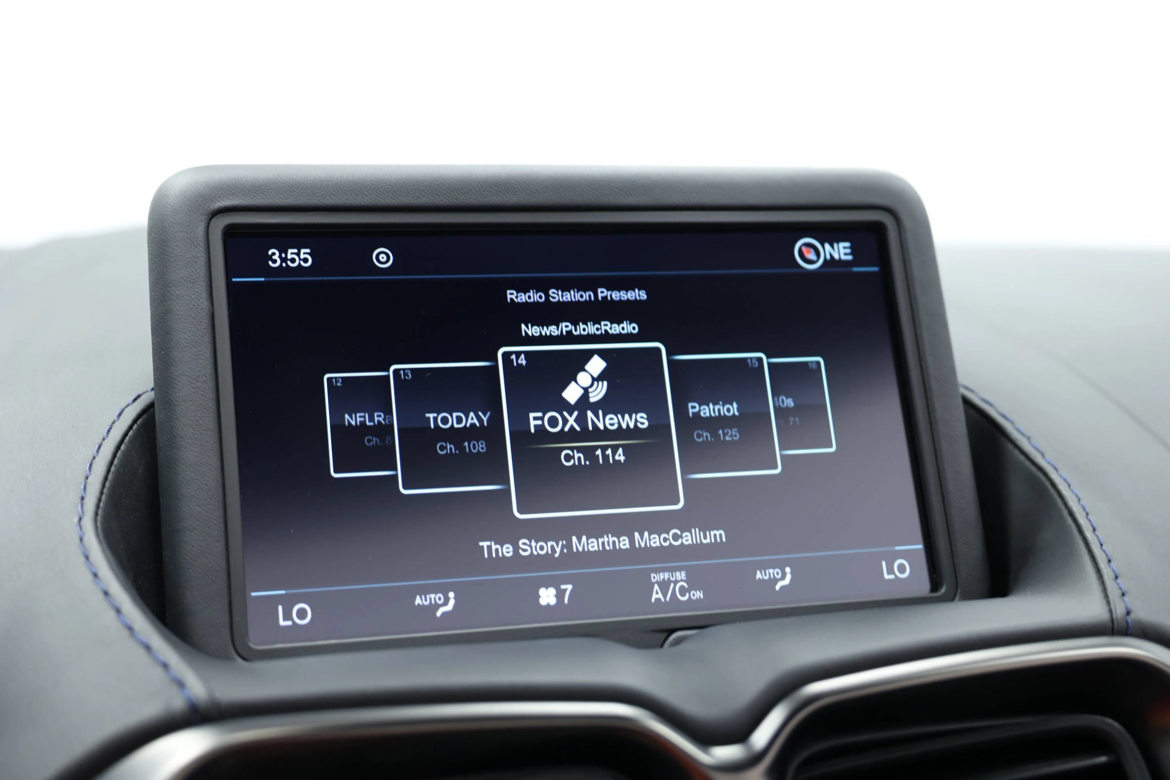 Used 2023 Aston Martin V8 Vantage Roadster RWD image 34