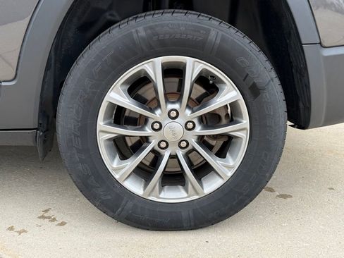 Used 2019 Jeep Cherokee Latitude Plus w/ Cold Weather Group AWD/4WD image 17