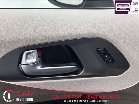 Used 2023 Chrysler Pacifica Touring-L FWD image 43