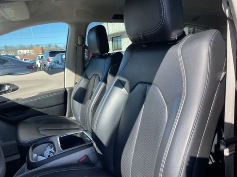 Used 2023 Chrysler Pacifica Touring-L image 9