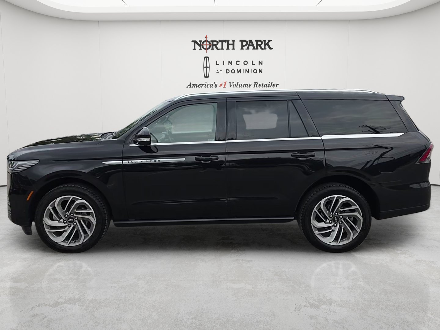 Used 2025 Lincoln Navigator Reserve AWD/4WD image 2