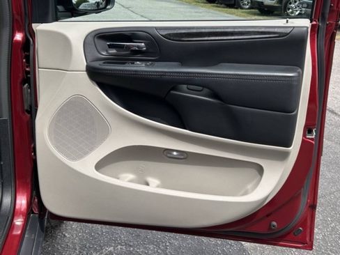 Used 2015 Dodge Grand Caravan American Value Package w/ UConnect Hands-Free Group FWD image 18