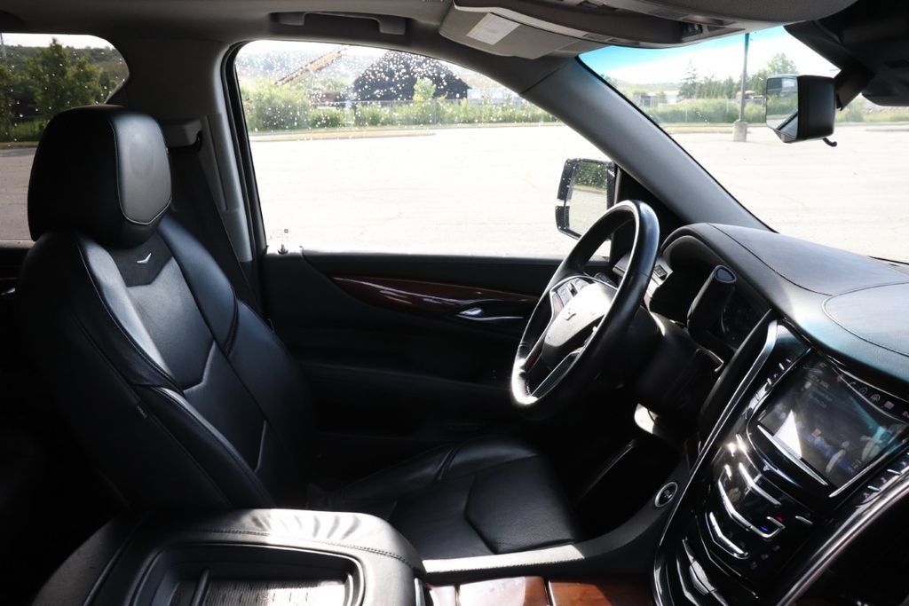 Used 2017 Cadillac Escalade Luxury AWD/4WD image 11
