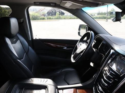 Used 2017 Cadillac Escalade Luxury AWD/4WD image 11
