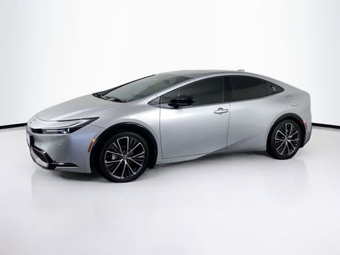 Used 2025 Toyota Prius XLE image 3