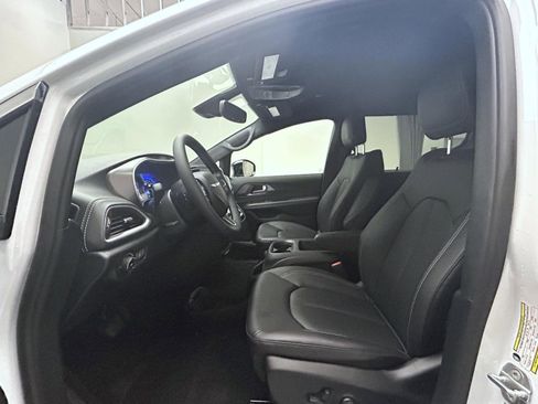 New 2026 Chrysler Pacifica Select image 10
