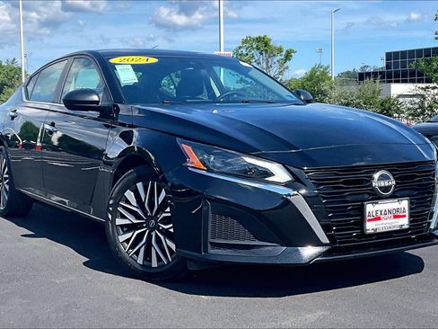 Used 2024 Nissan Altima 2.5 SV FWD image 2