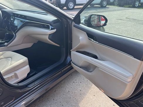 Used 2018 Toyota Camry LE FWD image 17