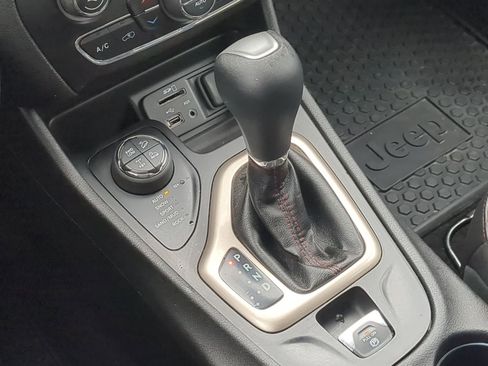 Used 2018 Jeep Cherokee Trailhawk w/ Comfort/Convenience Group image 34