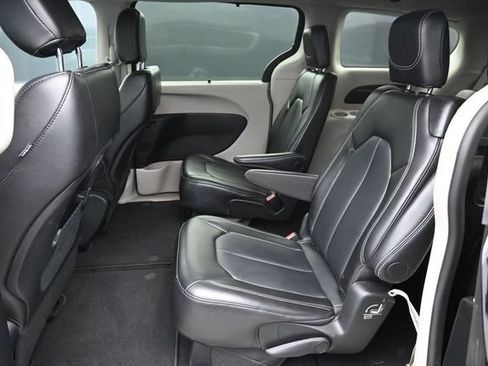 Used 2024 Chrysler Pacifica Touring-L FWD image 14