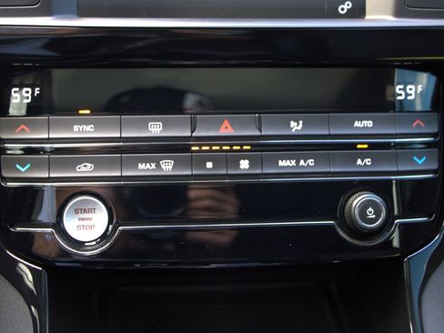 Used 2018 Jaguar XE Premium image 25