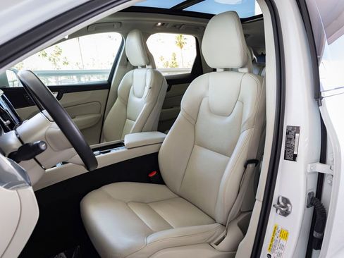 Used 2018 Volvo XC60 T5 Momentum w/ Vision Package image 18