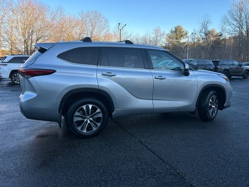 Used 2022 Toyota Highlander XLE image 5