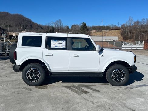 New 2025 Ford Bronco Outer Banks image 2