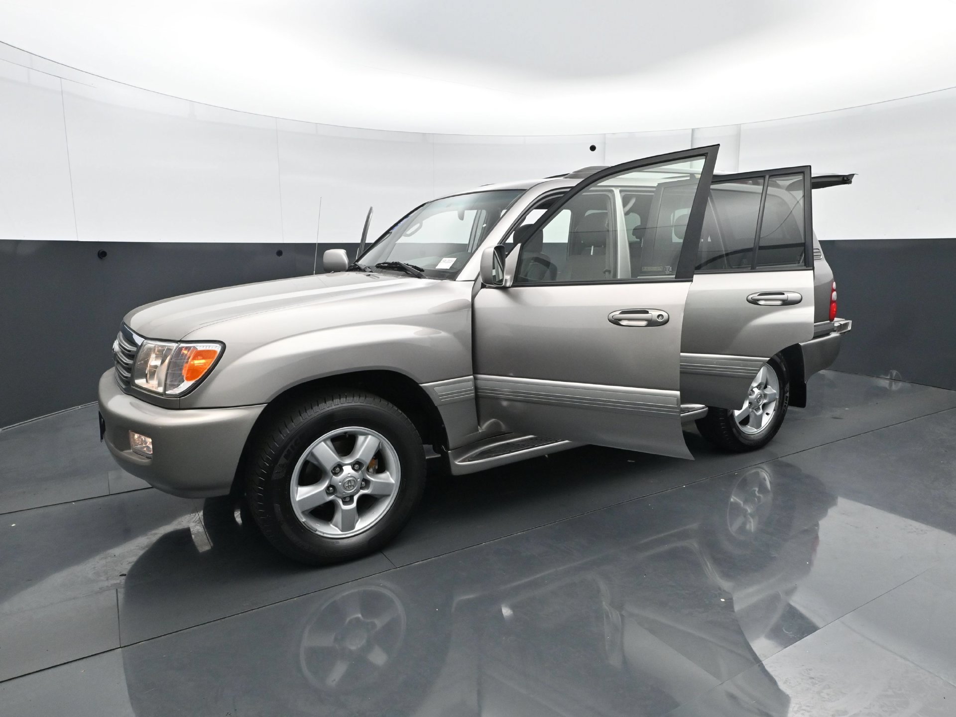 Used 2005 Toyota Land Cruiser AWD/4WD image 31