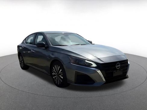 Used 2025 Nissan Altima 2.5 SV FWD image 2