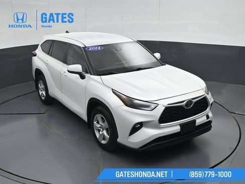 Used 2024 Toyota Highlander LE AWD/4WD image 50