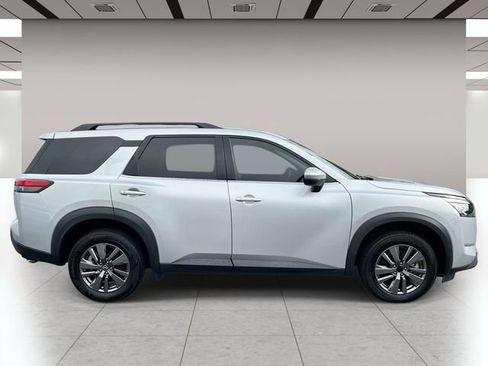 Used 2025 Nissan Pathfinder SV AWD/4WD image 2