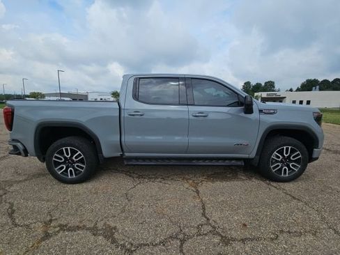 Used 2025 GMC Sierra 1500 AT4 w/ AT4 Preferred Package AWD/4WD image 2